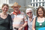 v.l.n.r.: Bibiane Krapfenbauer-Horsky, Oswald Miksch, Obmann mit Gattin Linde und Marlene Poßnitz, Stadtführerinnen durch das Jüdische Wien, © R. Kvech