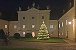 Im weihnachtlich geschmückten Hof des Stiftes Altenburg; © Josef Eminger