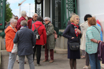 Die Besucher ins Gespräch vertieft vor dem Hofpavillon; © Bettina Sulzgruber