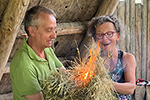 Beim Feuermachen wie im Mittelalter; © Erwin Sulzgruber